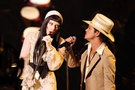 Grammy: Lady Gaga e Bruno Mars cantano 'California Dreamin''