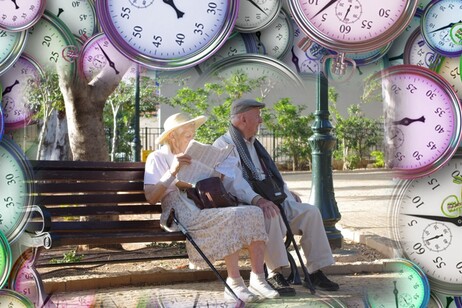 L'orologio biologico può essere rallentato da omega 3, vitamina D ed esercizio fisico (fonti: orologi di GoodFreePhotos, anziani di Needpix)