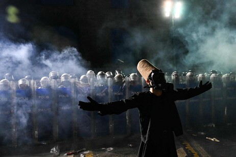 Manifestante derviscio sfida gli agenti a Istanbul, foto virale