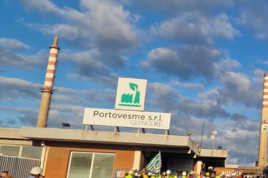 Lavoratori davanti alla Portovesme srl