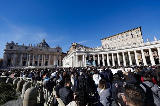 I fedeli in piazza San Pietro durante l'Angelus