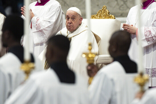 Il Papa nella basilica di San Pietro per la messa dell'Epifania