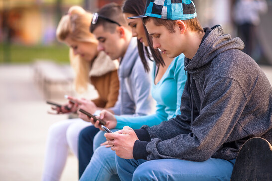 Teenagers usano lo smartphone - @ iStock.