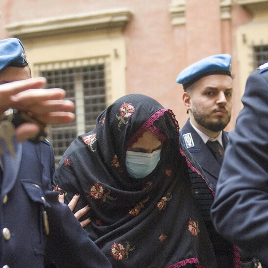 La madre di Saman in aula col velo, sta a capo chino