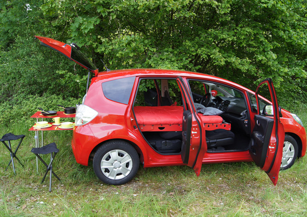 Estate in auto, boom di kit per trasformarle in mini camper © Ansa