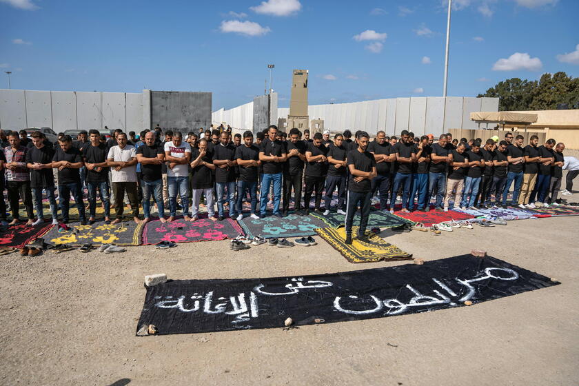 Egyptian NGO volunteers protest at Rafah crossing demanding aid delivery © ANSA/EPA