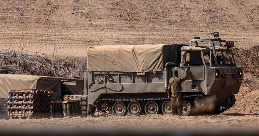 Israeli forces along the border with Gaza © ANSA/EPA