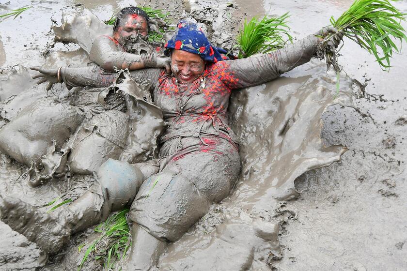 La giornata del fango, inizio della stagione annuale della semina del riso, a Kathmandu, 3o giugno © ANSA/AFP