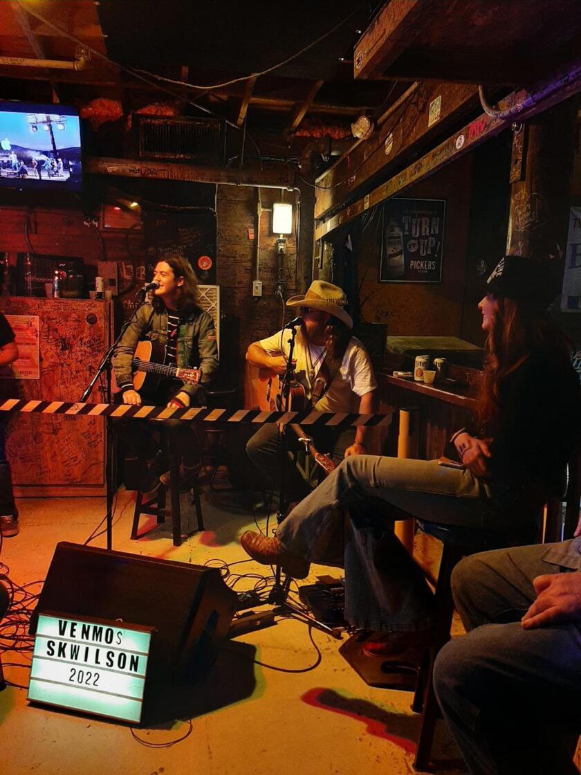 Musica dal vivo a Flora - Bama leggendario beach bar al confine tra Florida e Alabama - RIPRODUZIONE RISERVATA