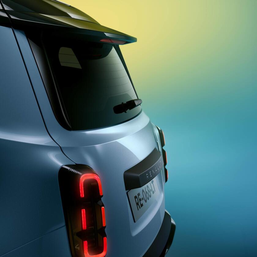 Renault 4 E-Tech Electric, svelate le prime immagini