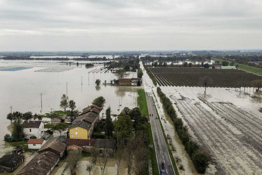 Maltempo: tracima il torrente Crostolo, evacuazioni nel Reggiano