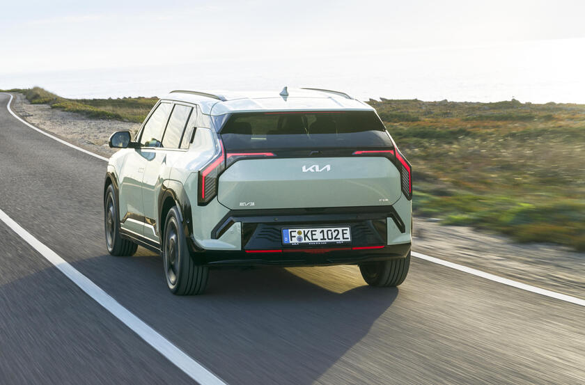 Nuovo C-suv elettrico Kia EV3