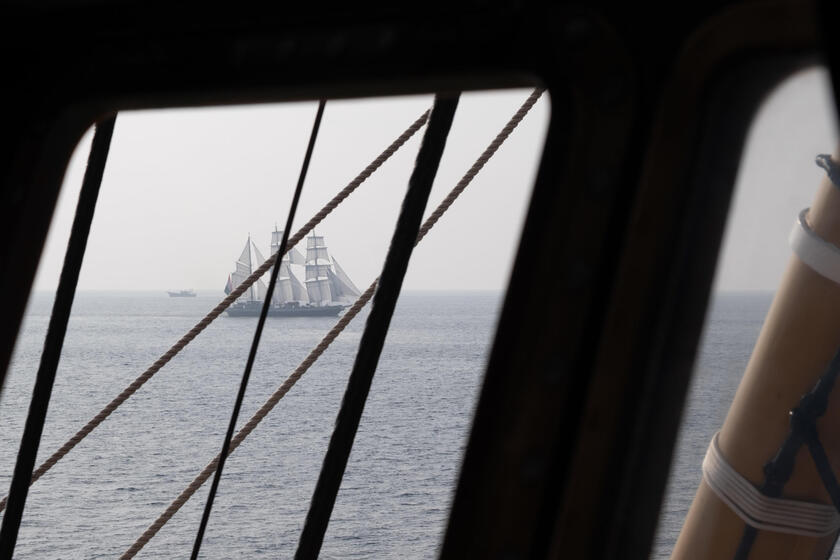 Incontro della nave Amerigo Vespucci con la ave a vela Tarangini della Marina Militare Indiana