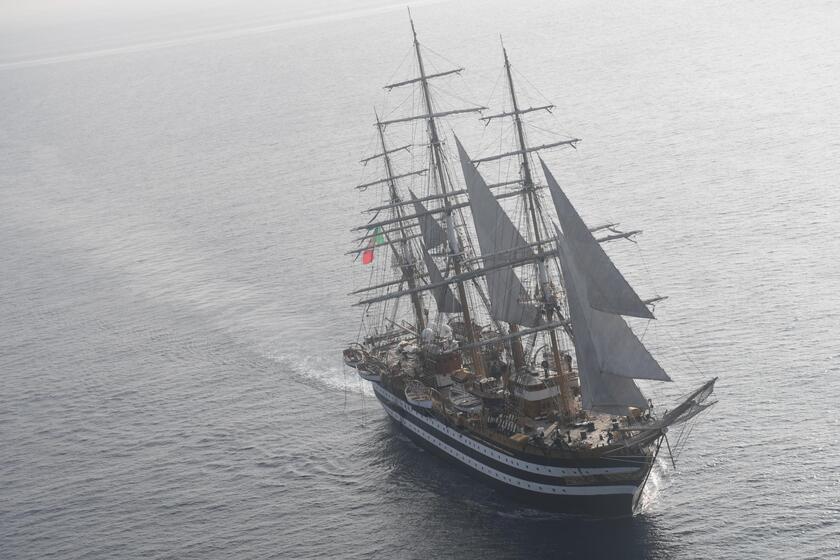 Incontro della nave Amerigo Vespucci con la ave a vela Tarangini della Marina Militare Indiana