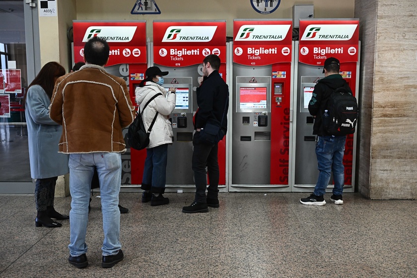 Sciopero nazionale del personale dei treni a Genova