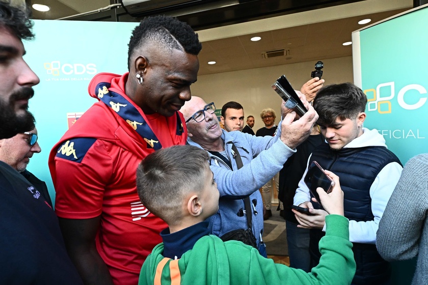 Calcio, Mario Balotelli arriva per le visite mediche a Genova