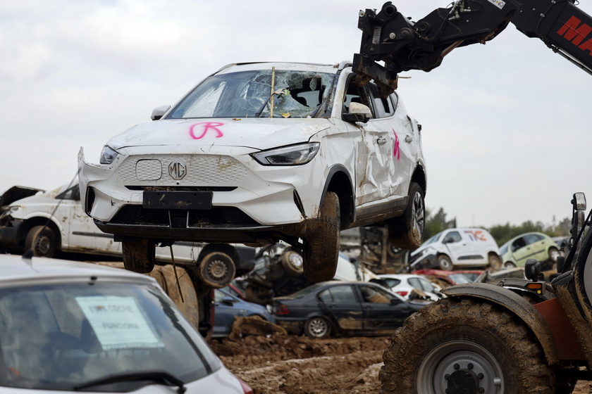 Search for missing people continues in the aftermath of deadly floods in Spain