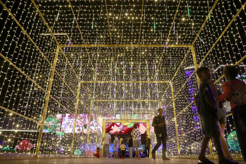 Le persone passeggiano tra le luci di Natale a Phnom Penh in Cambogia