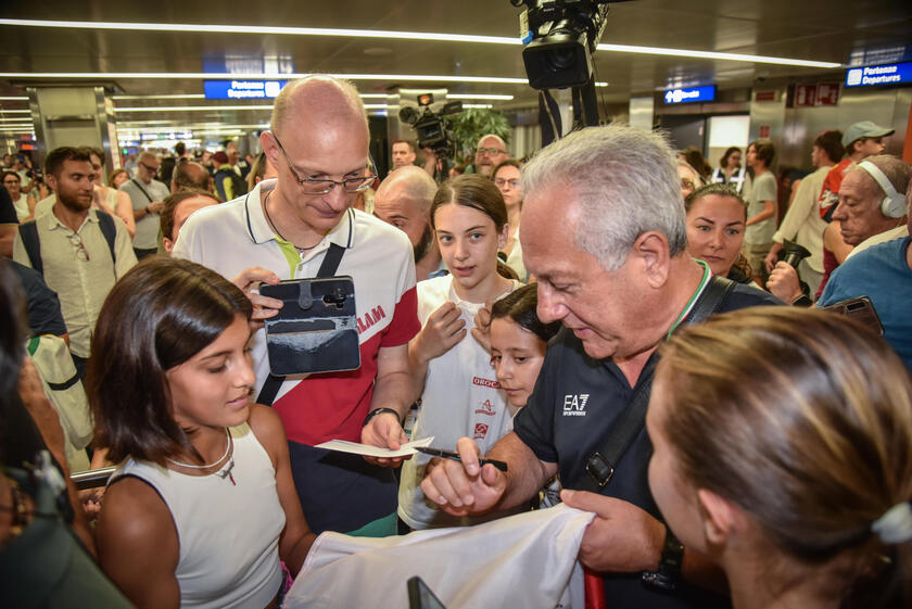 Parigi: in Italia le ragazze del volley, entusiasmo a Linate