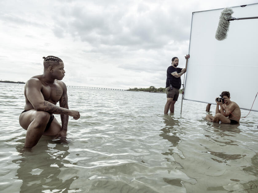 The Cal 2025 di Ethan James Green, foto backstage Alessandro Scotti. John Boyega