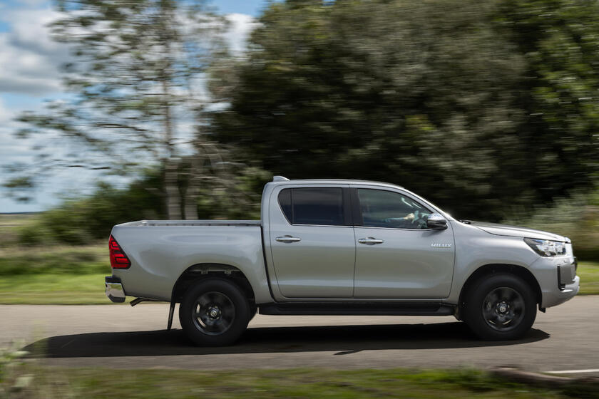 Toyota Hilux Double Cab 2.8 D Hybrid 48V