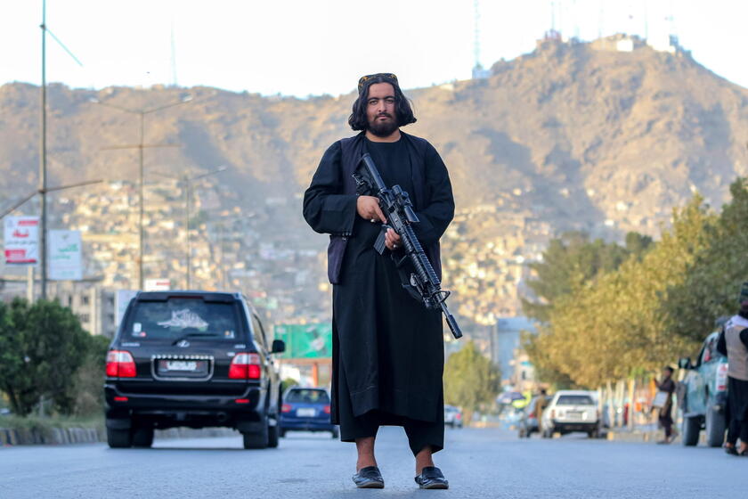 Afghans Taliban conduct checks on people and vehicles at checkpoints in Kabul