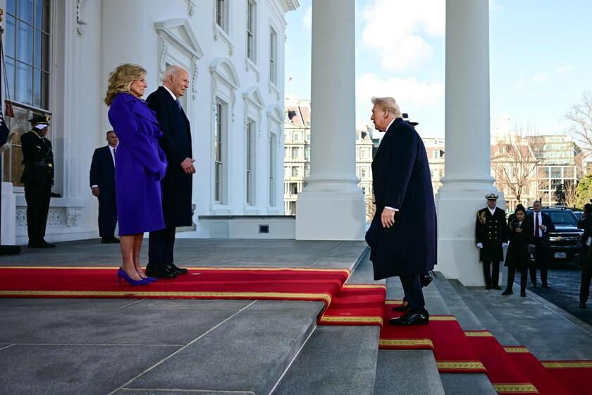 I Biden e i Trump sorridenti si stringono la mano a Casa Bianca