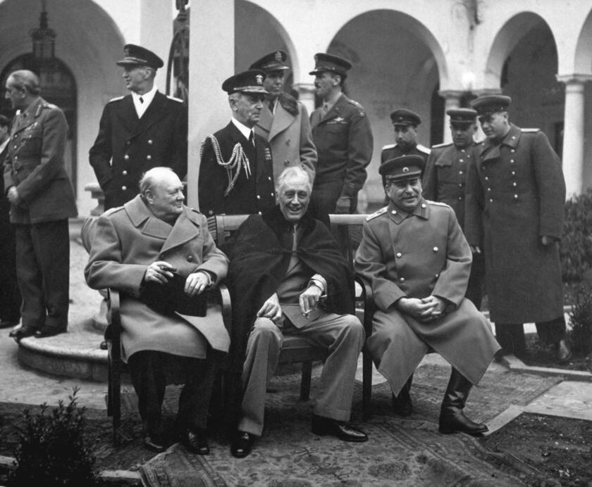 Winston S. Churchill, Franklin D. Roosevelt e Premier Josef Stalin nel feb 1945 a Yalta -WIKIPEDIA