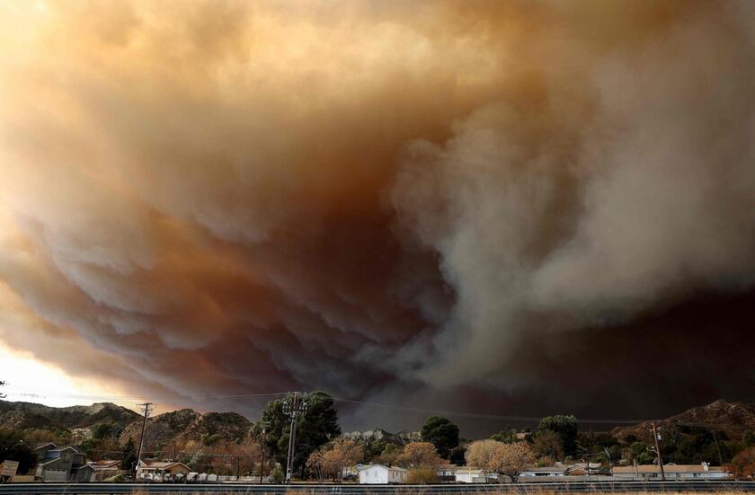 Rogo a nord Los Angeles, evacuata prigione e chiusa autostrada