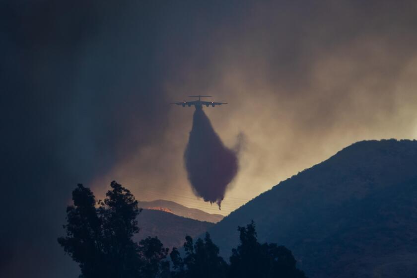 Rogo a nord Los Angeles, evacuata prigione e chiusa autostrada