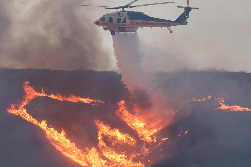 Rogo a nord Los Angeles, evacuata prigione e chiusa autostrada