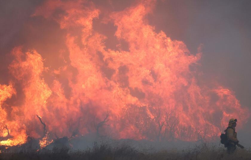 Rogo a nord Los Angeles, evacuata prigione e chiusa autostrada