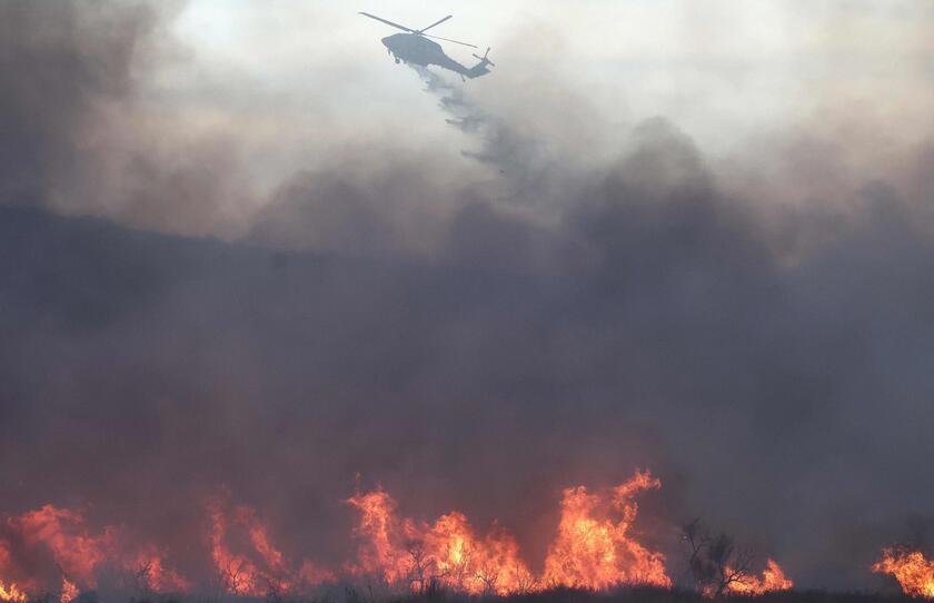 Rogo a nord Los Angeles, evacuata prigione e chiusa autostrada