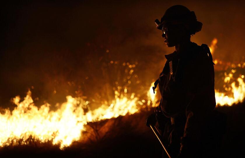 Rogo a nord Los Angeles, evacuata prigione e chiusa autostrada