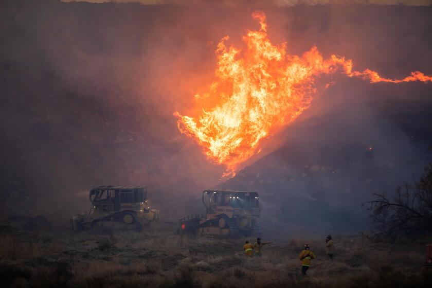 Rogo a nord Los Angeles, evacuata prigione e chiusa autostrada