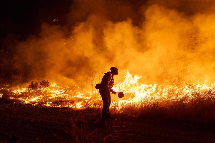 Rogo a nord Los Angeles, evacuata prigione e chiusa autostrada