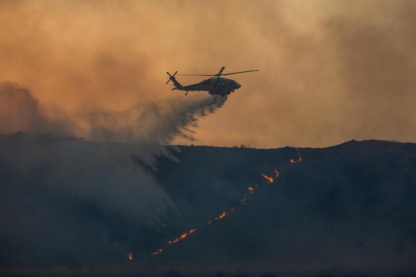 Rogo a nord Los Angeles, evacuata prigione e chiusa autostrada