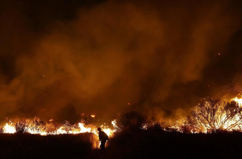 Rogo a nord Los Angeles, evacuata prigione e chiusa autostrada