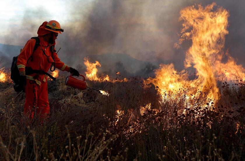 Rogo a nord Los Angeles, evacuata prigione e chiusa autostrada