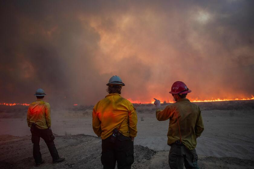 Rogo a nord Los Angeles, evacuata prigione e chiusa autostrada