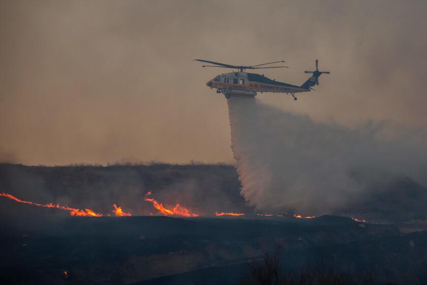 Rogo a nord Los Angeles, evacuata prigione e chiusa autostrada