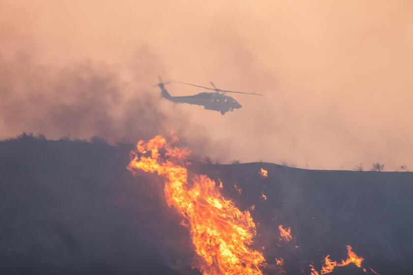 Rogo a nord Los Angeles, evacuata prigione e chiusa autostrada