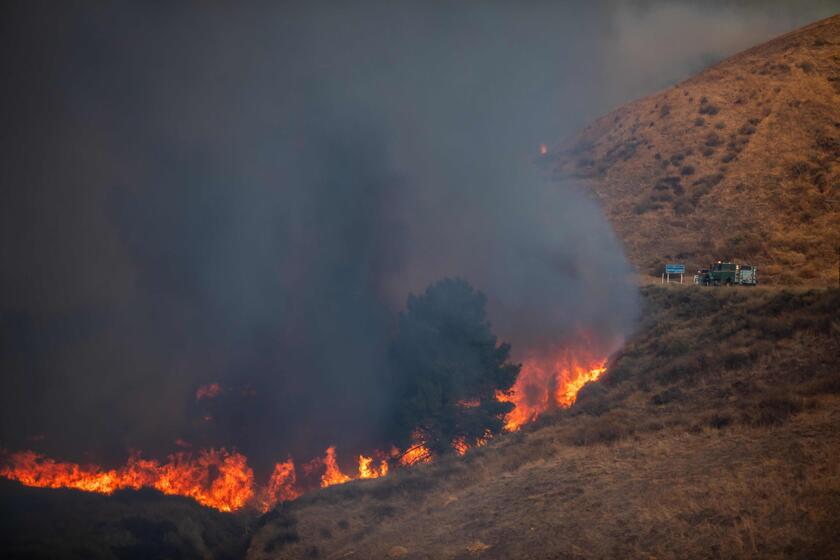 Rogo a nord Los Angeles, evacuata prigione e chiusa autostrada