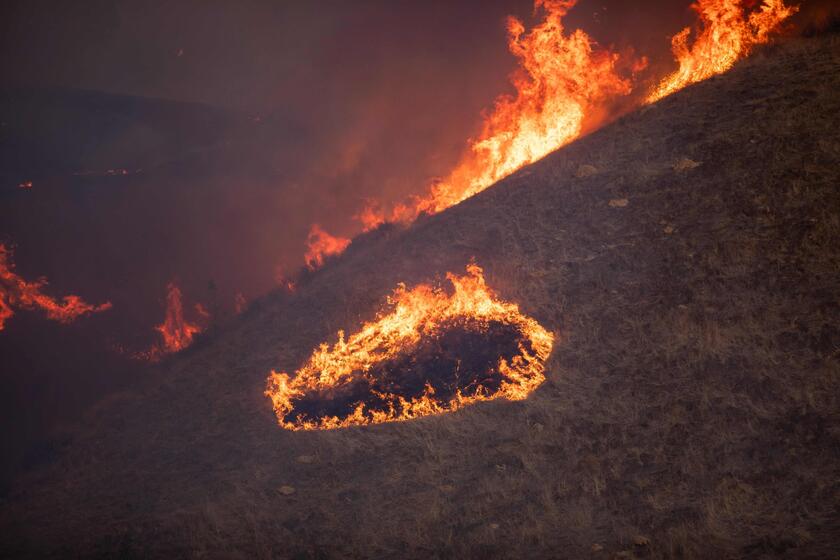 Rogo a nord Los Angeles, evacuata prigione e chiusa autostrada