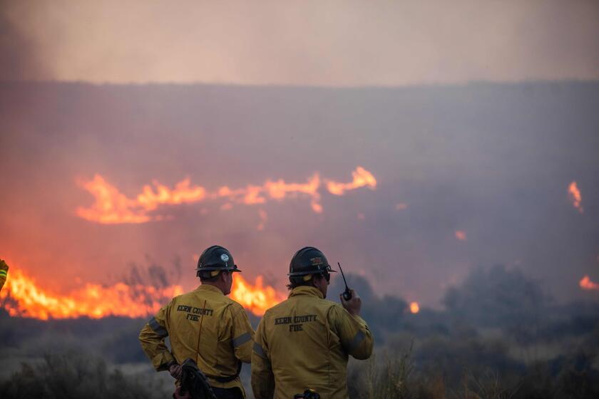 Rogo a nord Los Angeles, evacuata prigione e chiusa autostrada