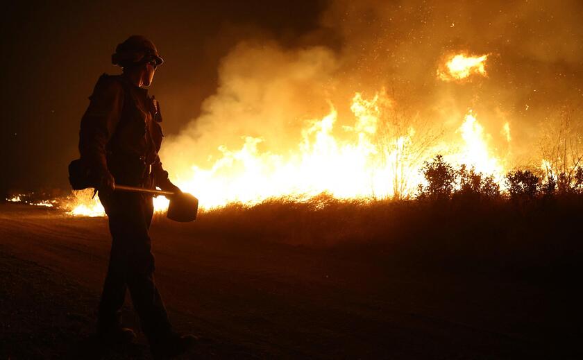 Rogo a nord Los Angeles, evacuata prigione e chiusa autostrada