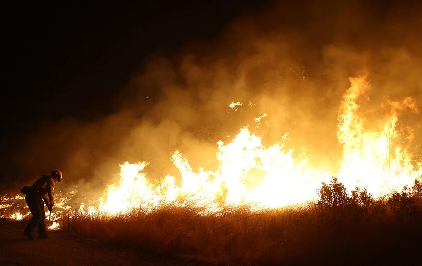 Rogo a nord Los Angeles, evacuata prigione e chiusa autostrada