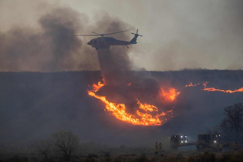 Rogo a nord Los Angeles, evacuata prigione e chiusa autostrada