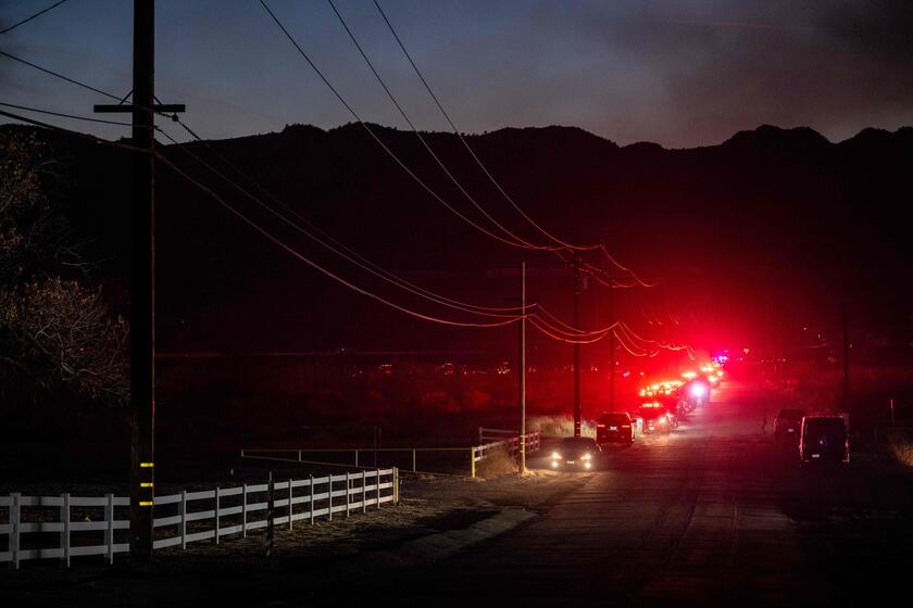 Rogo a nord Los Angeles, evacuata prigione e chiusa autostrada