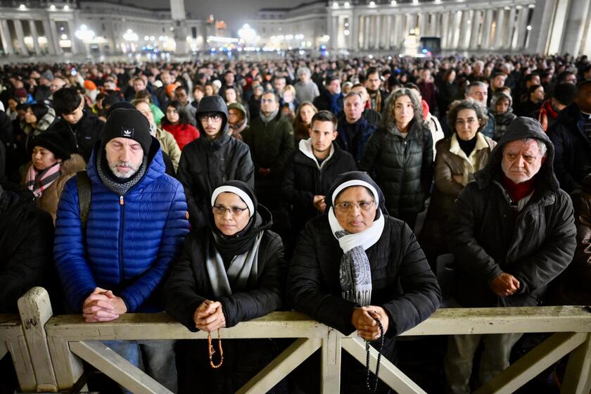 LA CHIESA PREGA PER IL PAPA, IL ROSARIO A PIAZZA SAN PIETRO